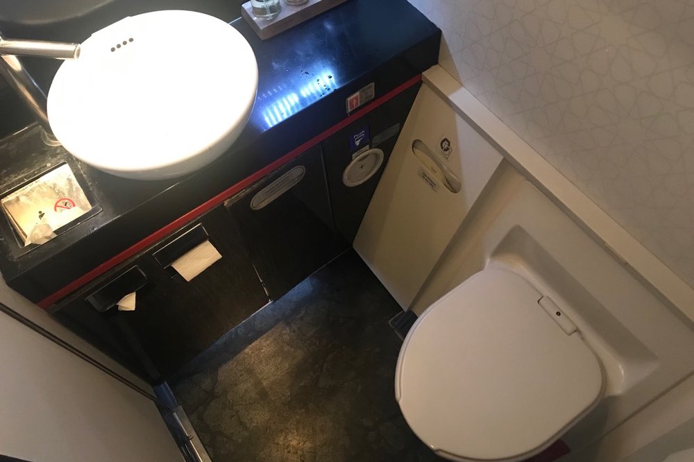 Turkish Airlines 777 business class – Restroom