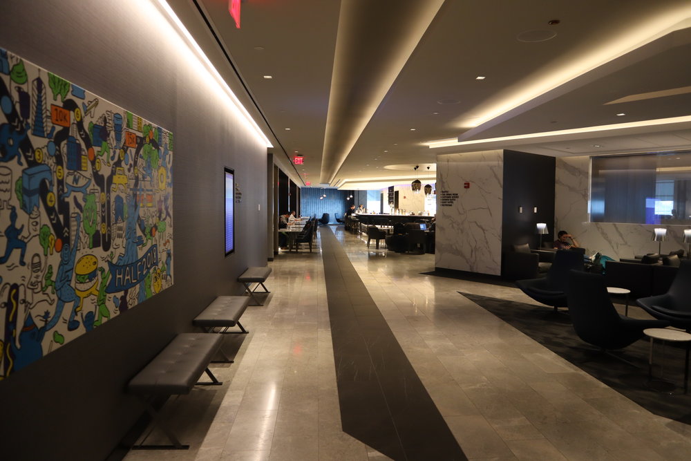 United Polaris Lounge Newark – Entryway