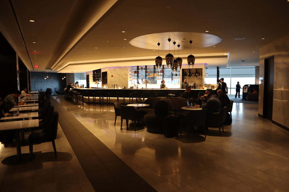 United Polaris Lounge Newark – Bar