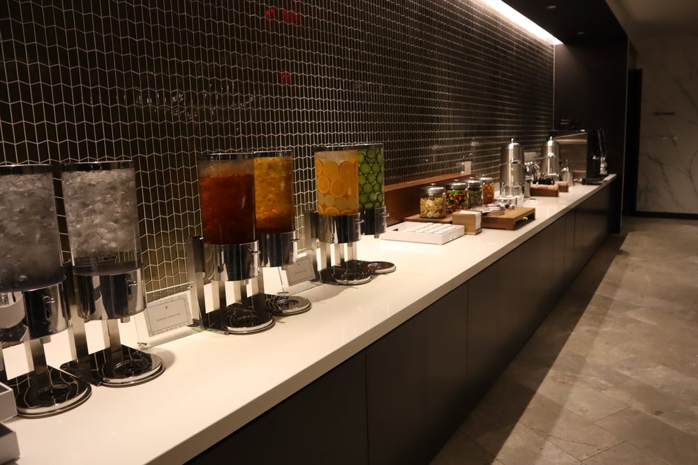 United Polaris Lounge Newark – Drinks counter