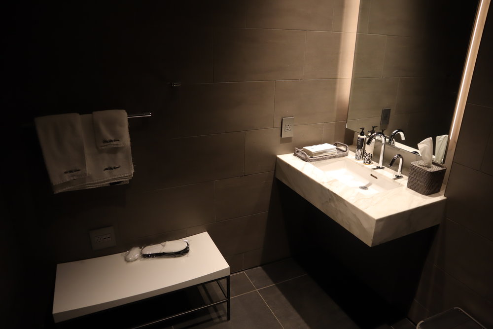 United Polaris Lounge Newark – Shower suite