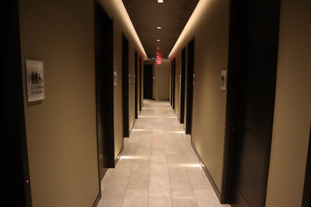 United Polaris Lounge Newark – Bathrooms