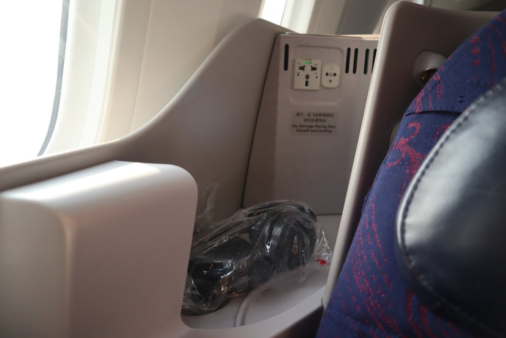 Air China business class – Storage space