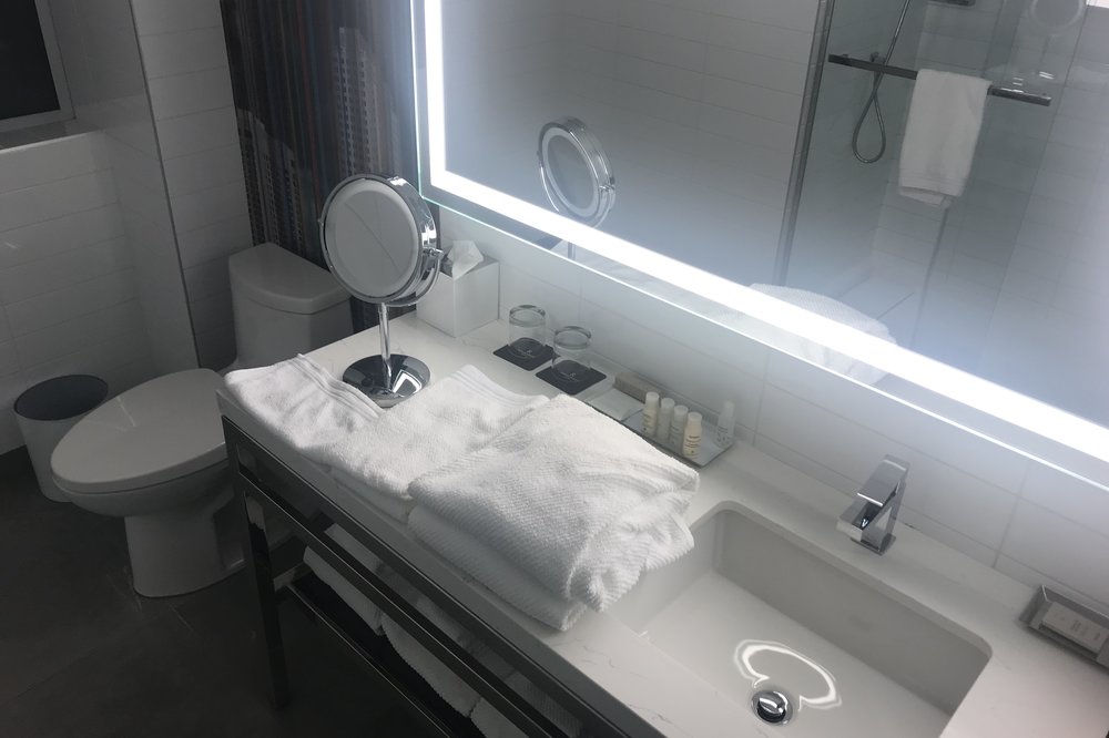 Renaissance Montreal Downtown – King Suite bathroom