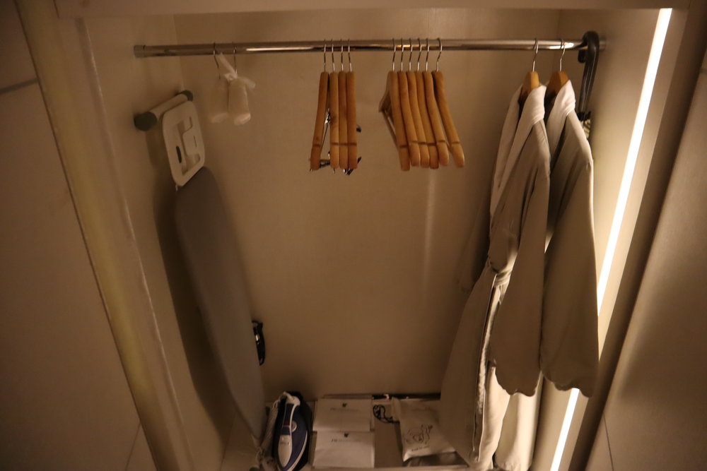 JW Marriott Singapore South Beach – Closet