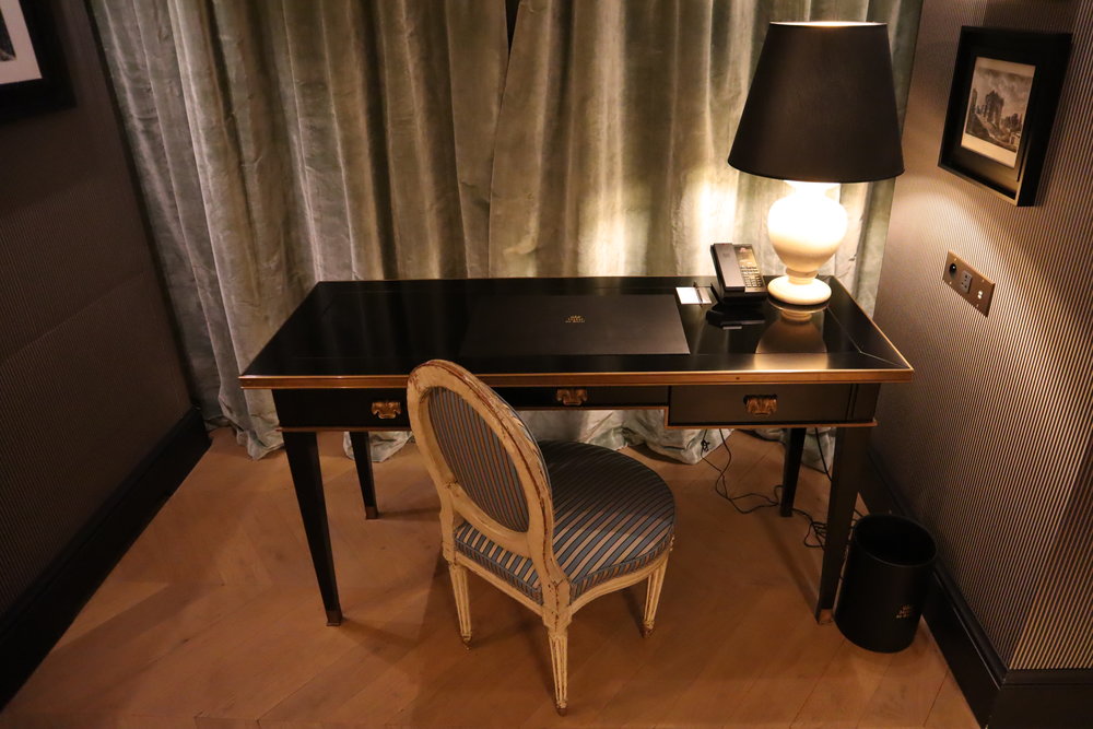 Hôtel de Berri Paris – Berri Suite desk