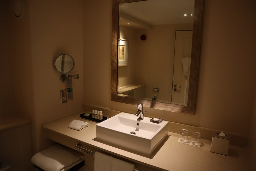 St. Pancras Renaissance Hotel London – Sink and mirror