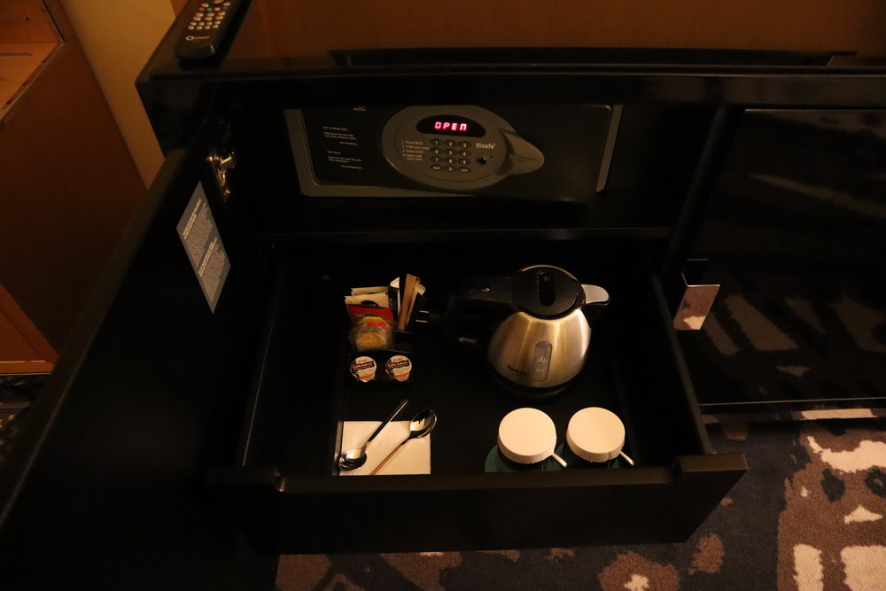 Le Méridien Munich – Minibar and coffee &amp; tea kit