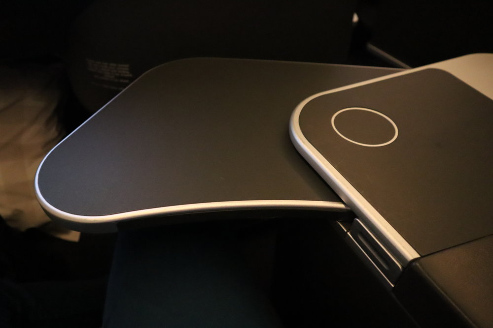 SAS business class – Tray table