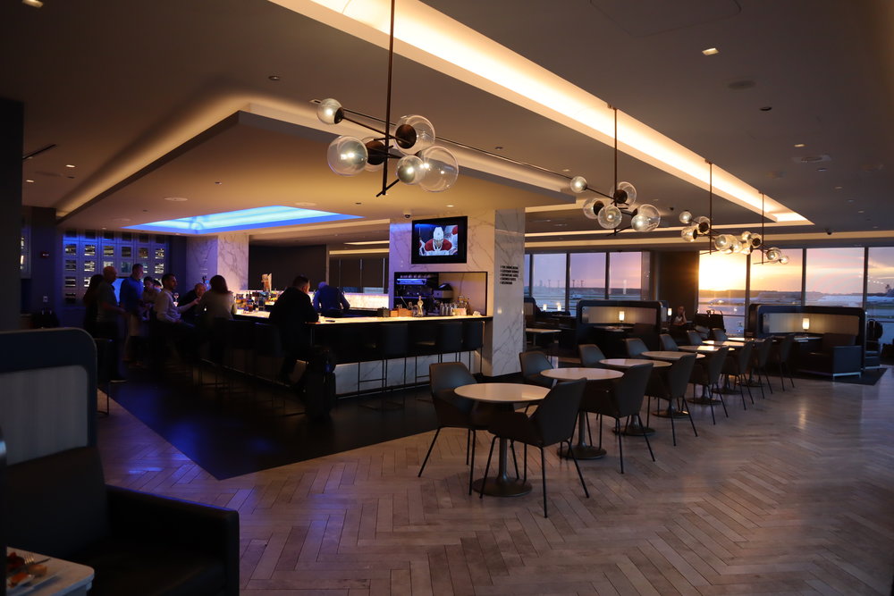 United Polaris Lounge Chicago – Bar