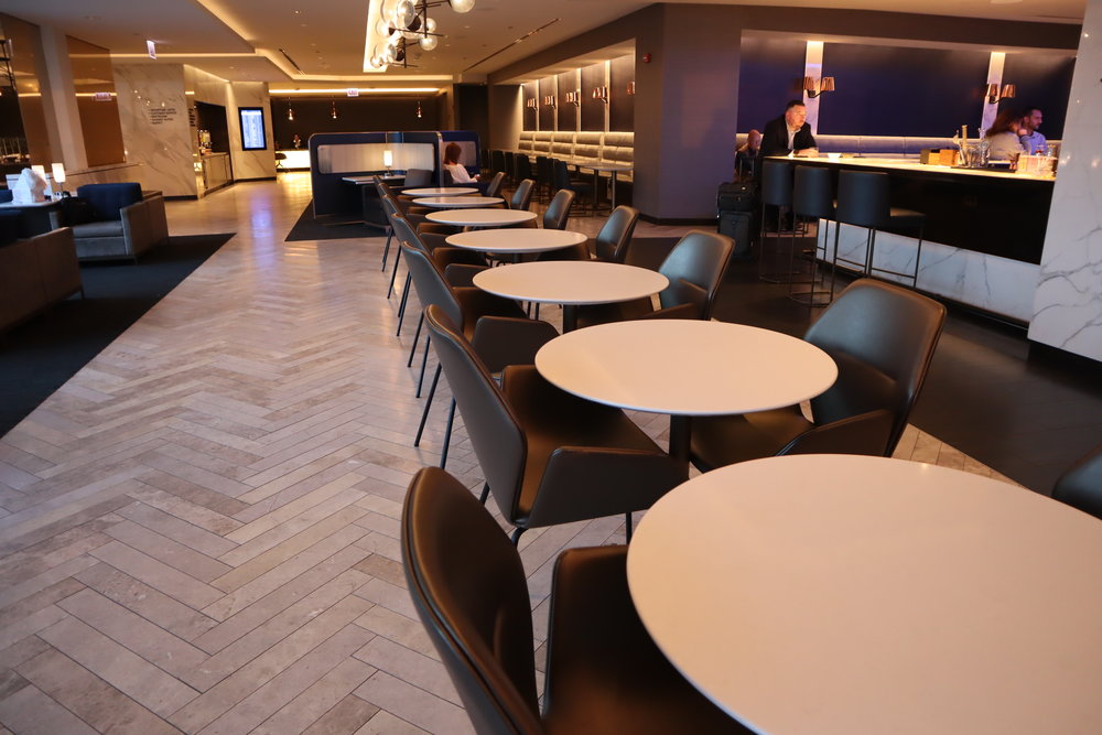 United Polaris Lounge Chicago – Seating