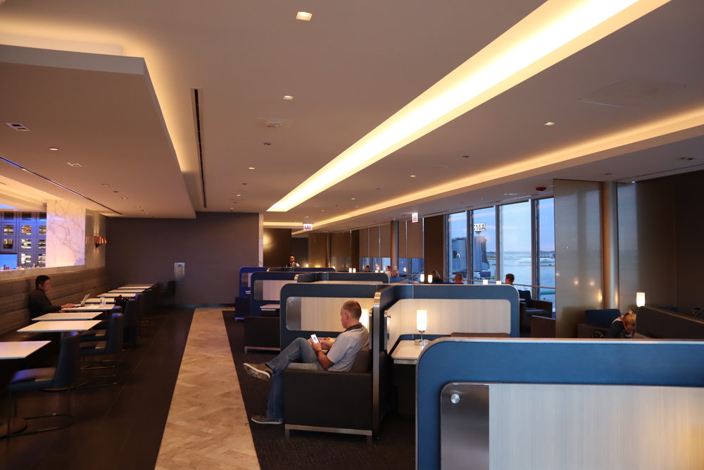 United Polaris Lounge Chicago – Individual pods