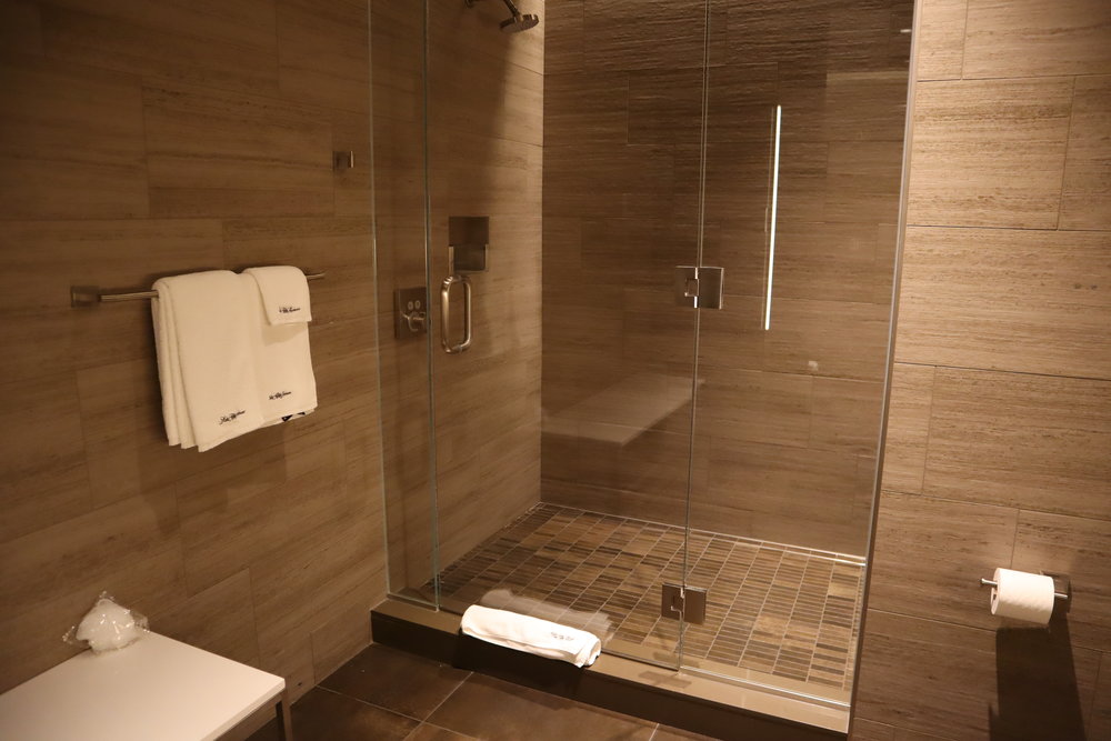 United Polaris Lounge Chicago – Shower suite