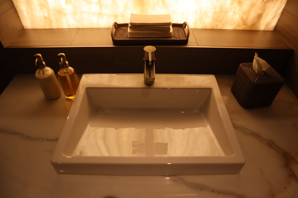 United Polaris Lounge Chicago – Shower suite sink