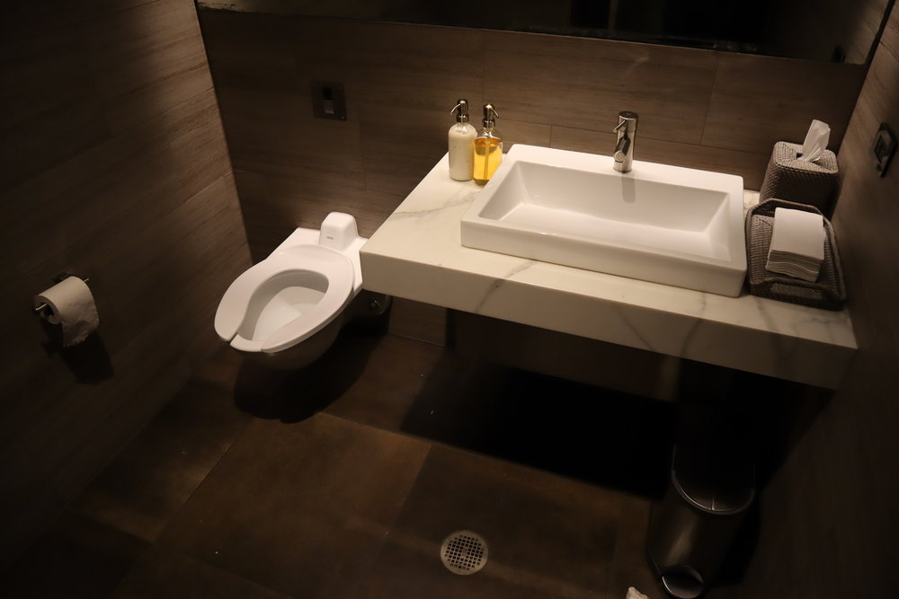 United Polaris Lounge Chicago – Restroom