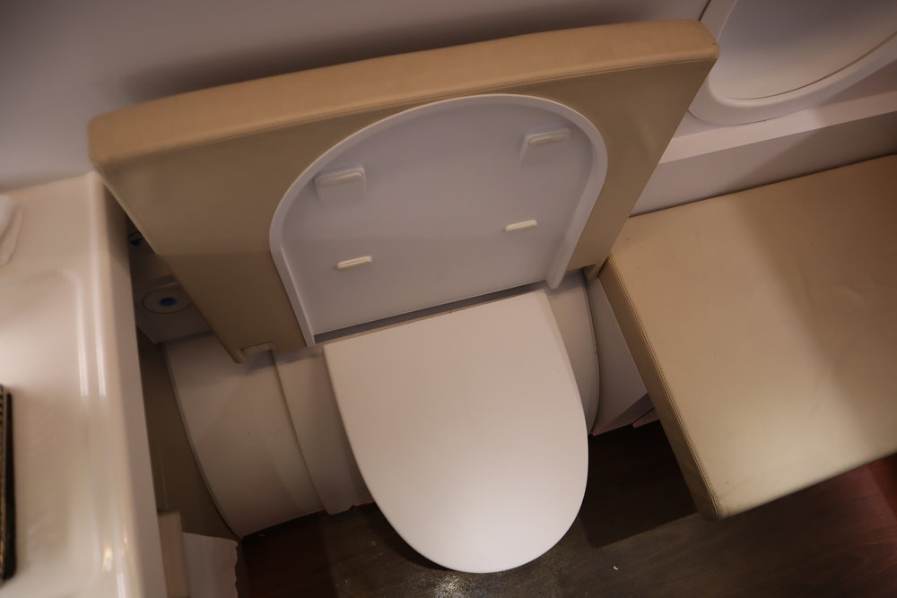 Asiana Airlines First Class – Right-side bathroom toilet seat