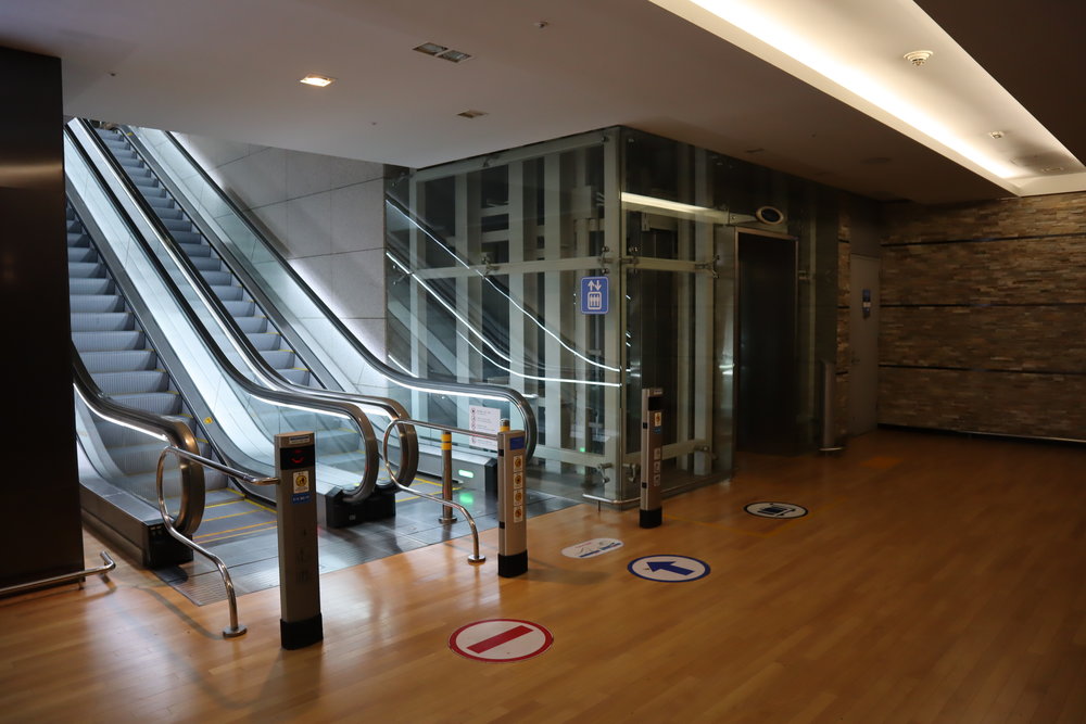 Asiana Airlines First Class Lounge – Escalator