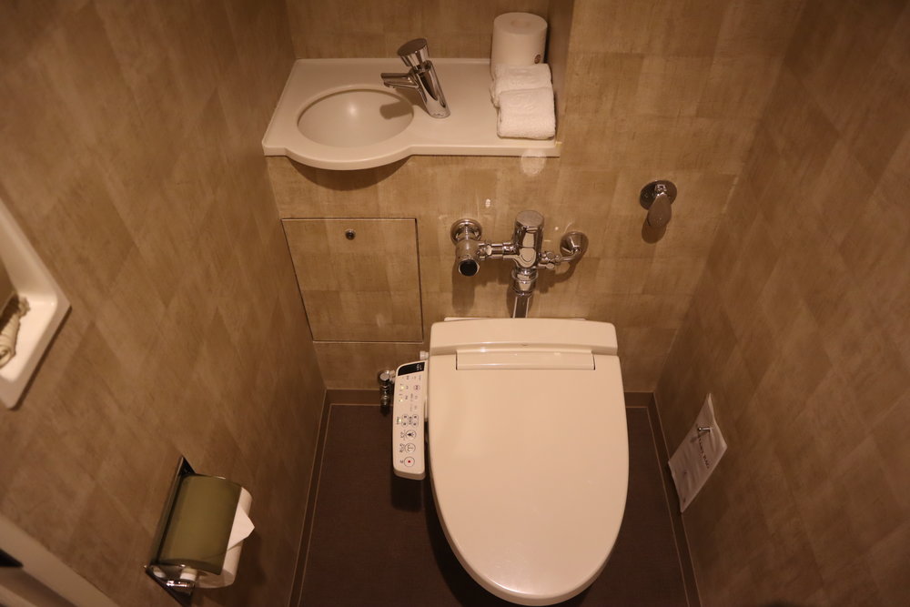 The Prince Sakura Tower Tokyo – Toilet and washbasin