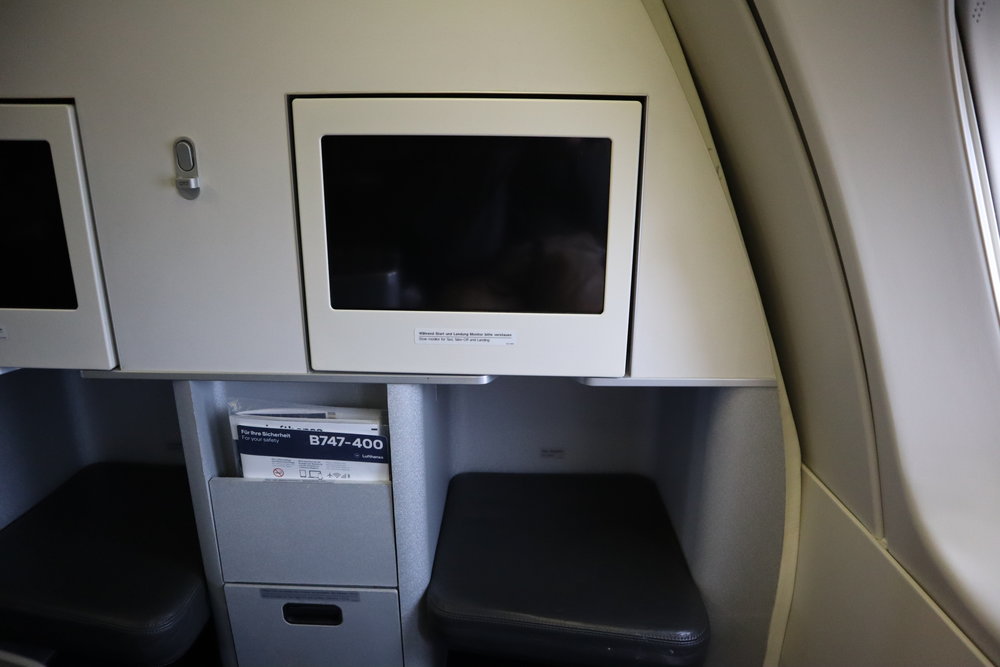 Lufthansa 747-400 business class – Entertainment screen