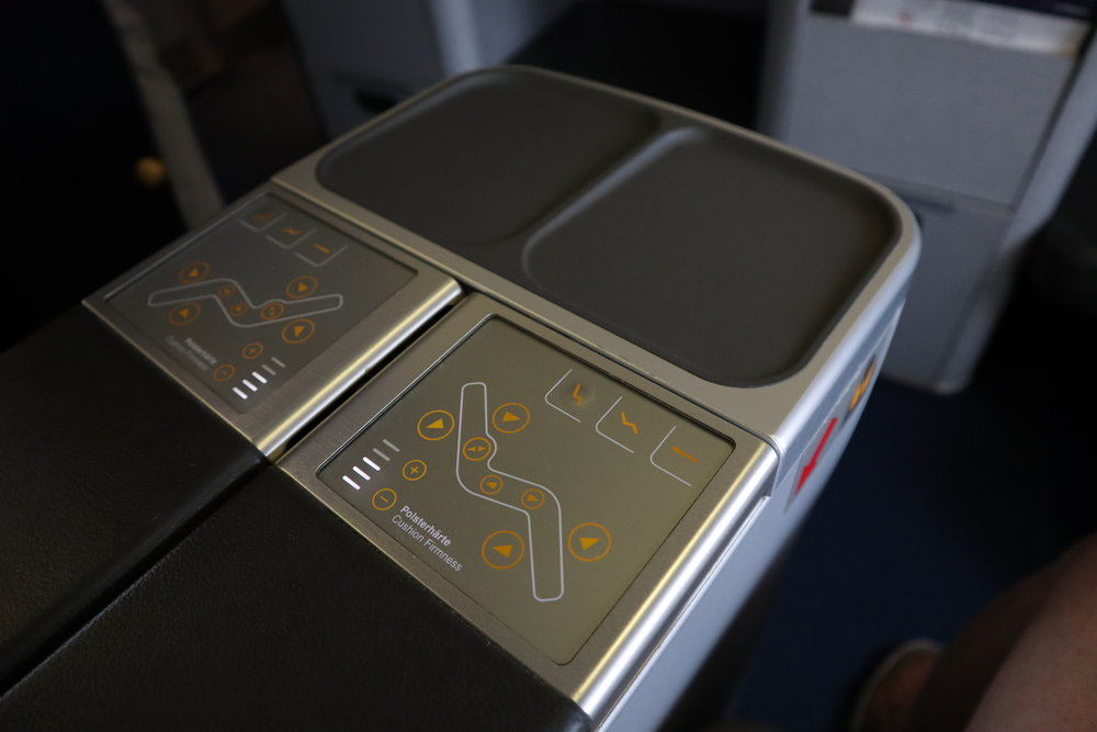 Lufthansa 747-400 business class – Seat controls