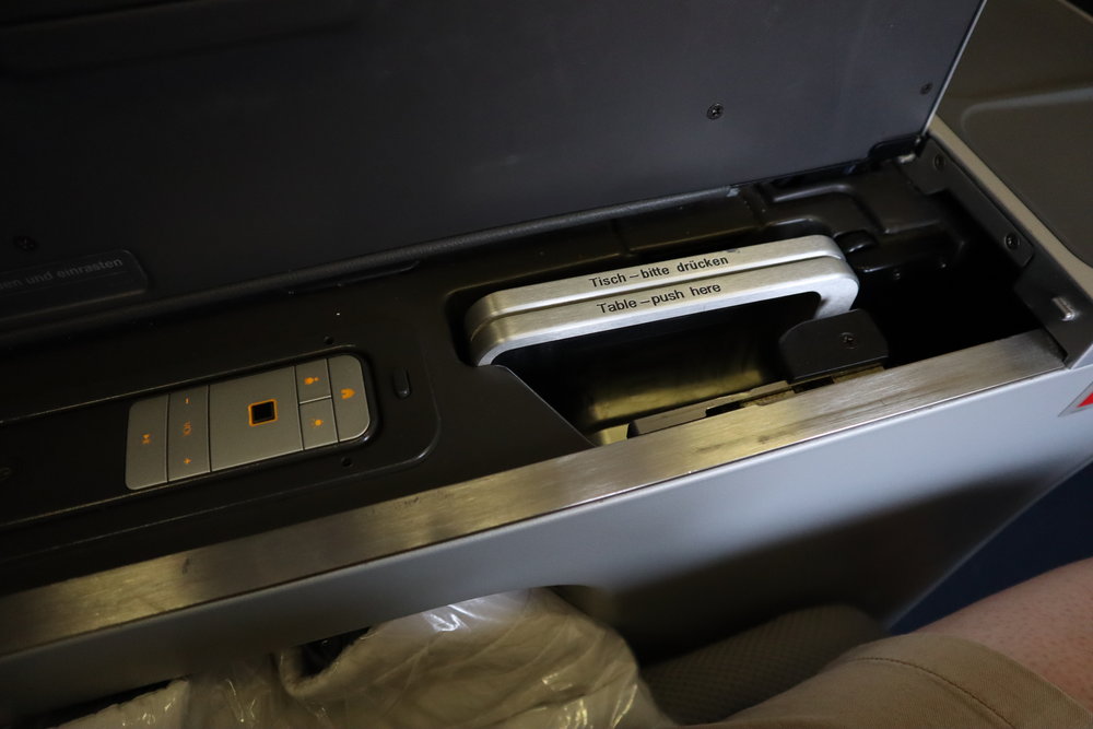 Lufthansa 747-400 business class – Armrest features