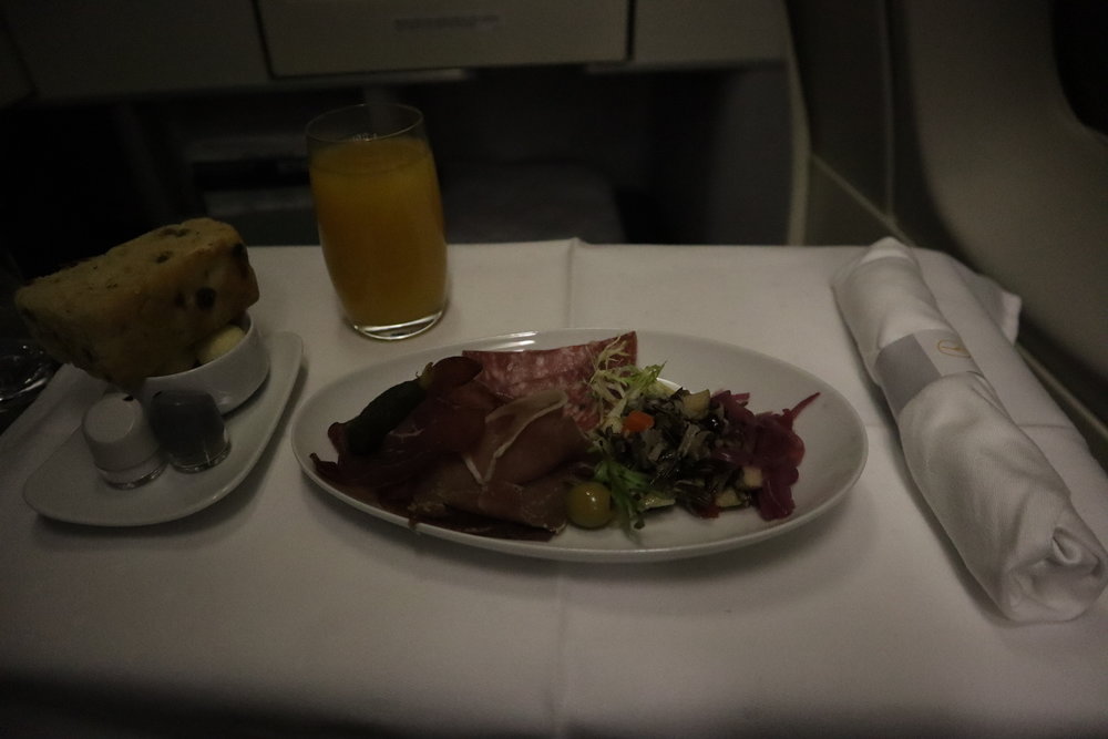 Lufthansa 747-400 business class – Charcuterie plate