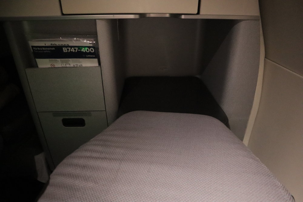 Lufthansa 747-400 business class – Legroom