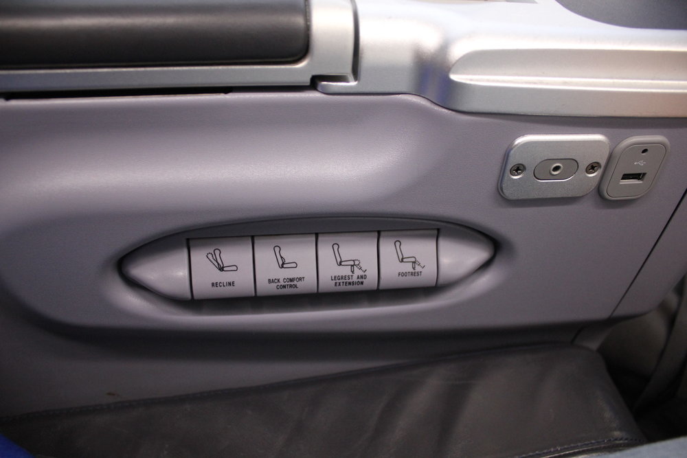 Copa Airlines business class – Seat controls