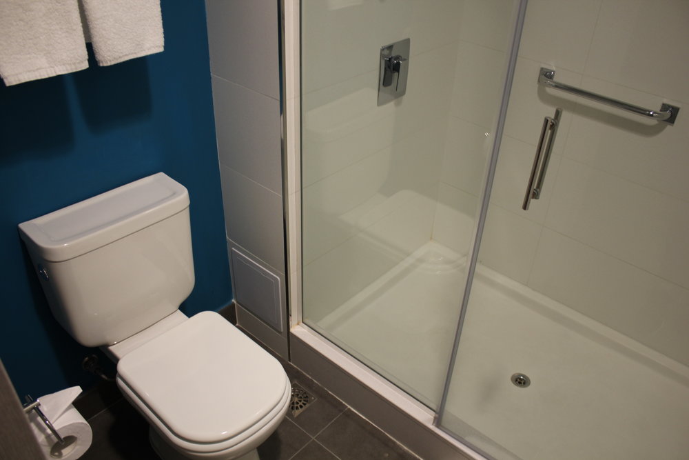 Aloft Montevideo – Toilet and shower