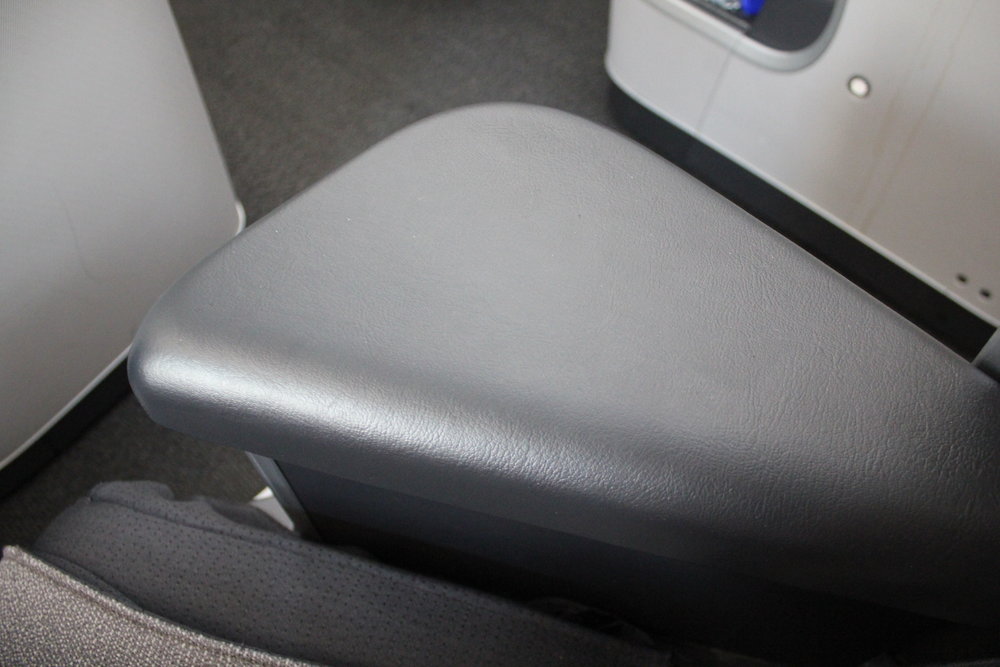 Air Canada business class – Adjustable armrest