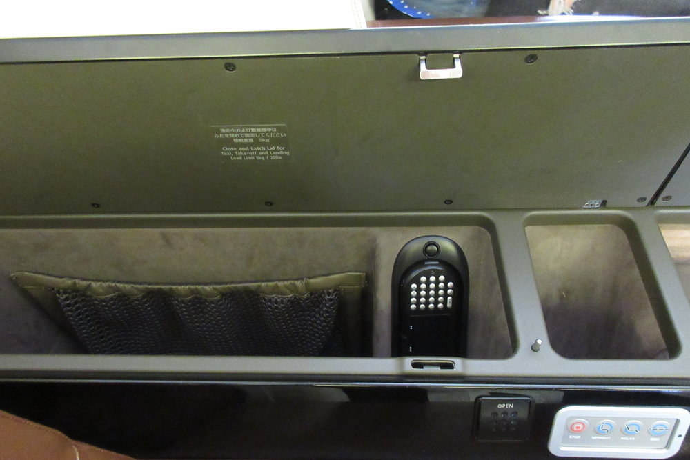 Japan Airlines First Class – Storage compartments