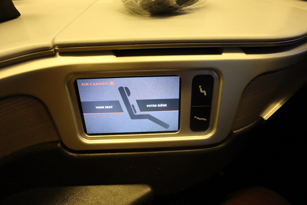 Air Canada 777 business class – Seat controls