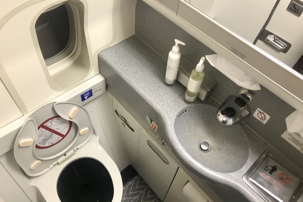 Air Canada 777 business class – Restroom