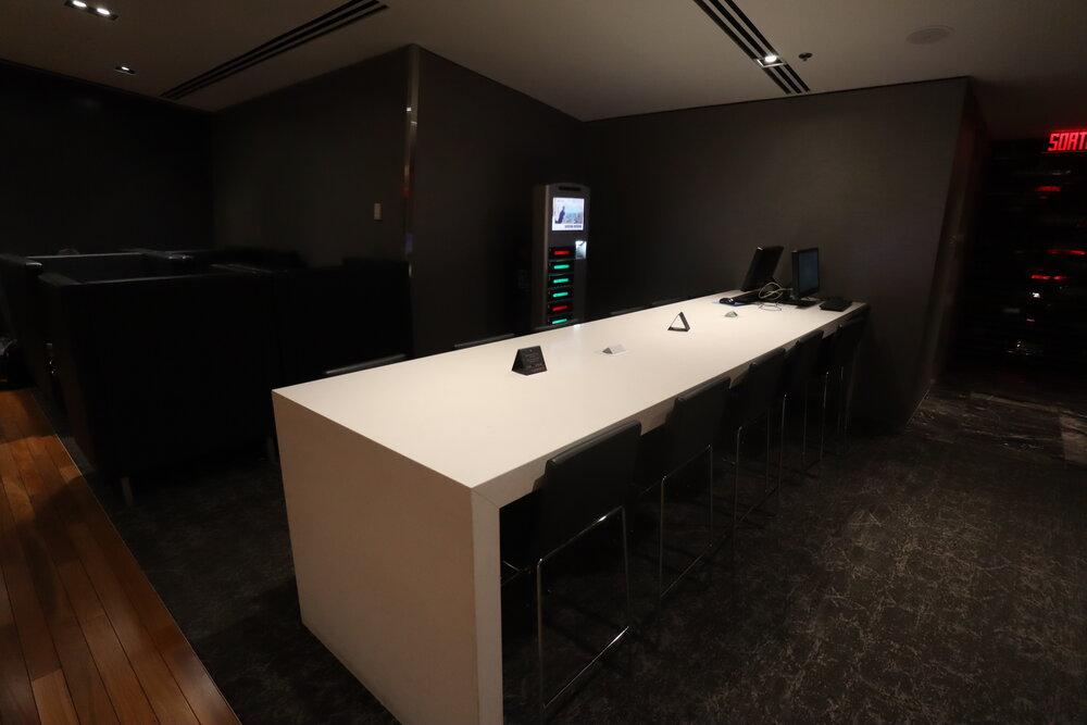 Air Canada Maple Leaf Lounge Montreal (Int’l) – Computer workstations