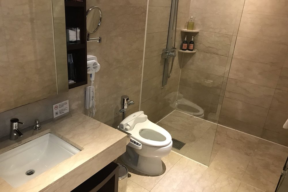 Asiana Airlines First Class Lounge – Shower room