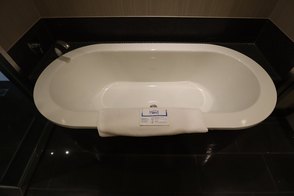 Hilton Queenstown – Bathtub