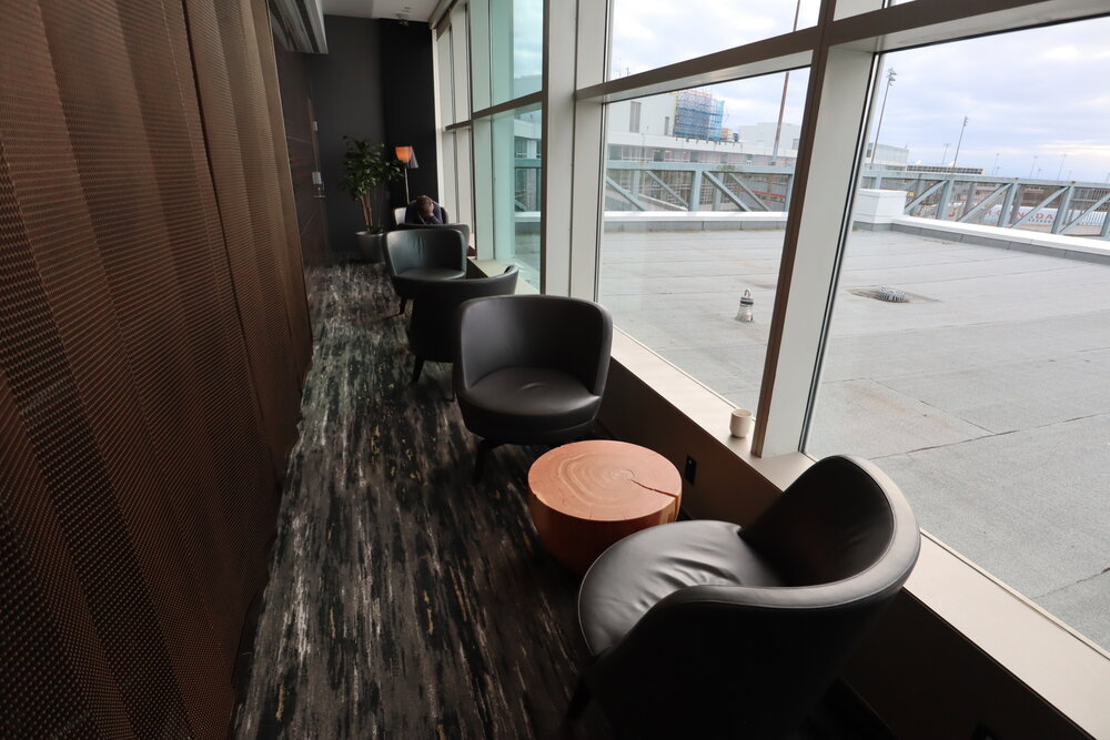 Air Canada Signature Suite Vancouver – Small seating space