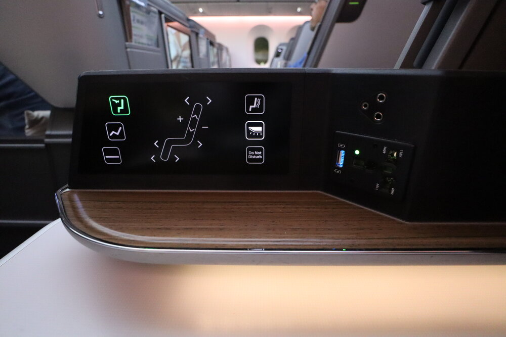 EVA Air 787 business class – Seat controls