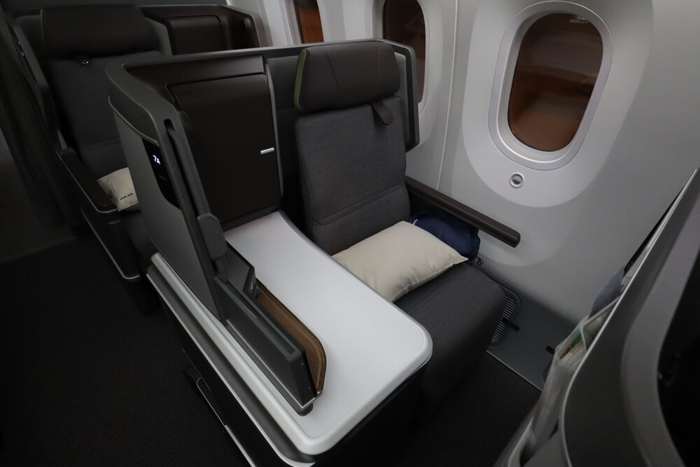 EVA Air 787 business class – Back in Seat 7A