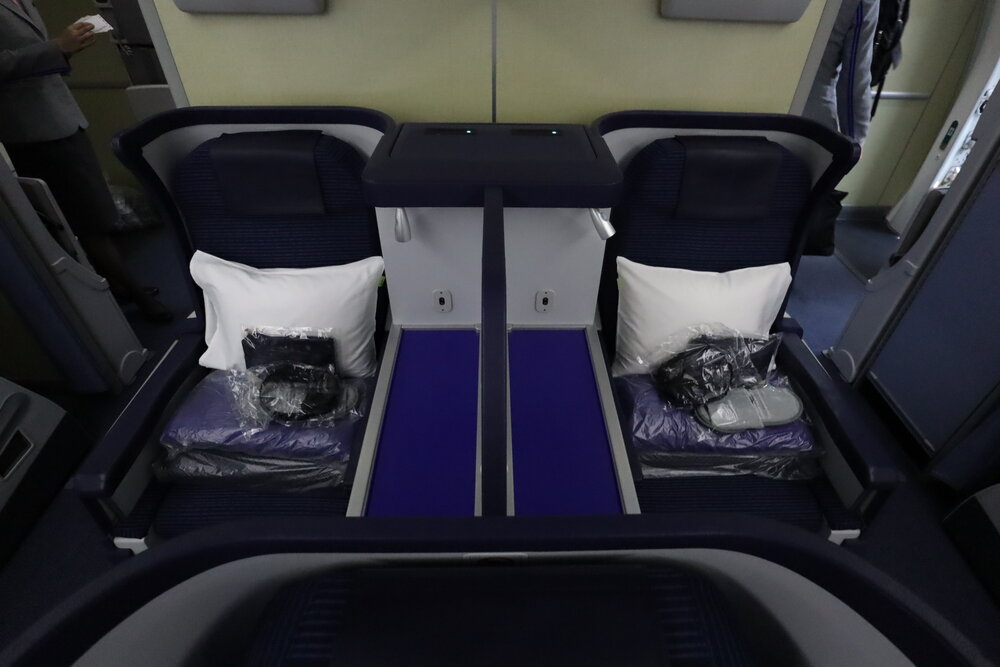 ANA 787 business class – Twin middle seats