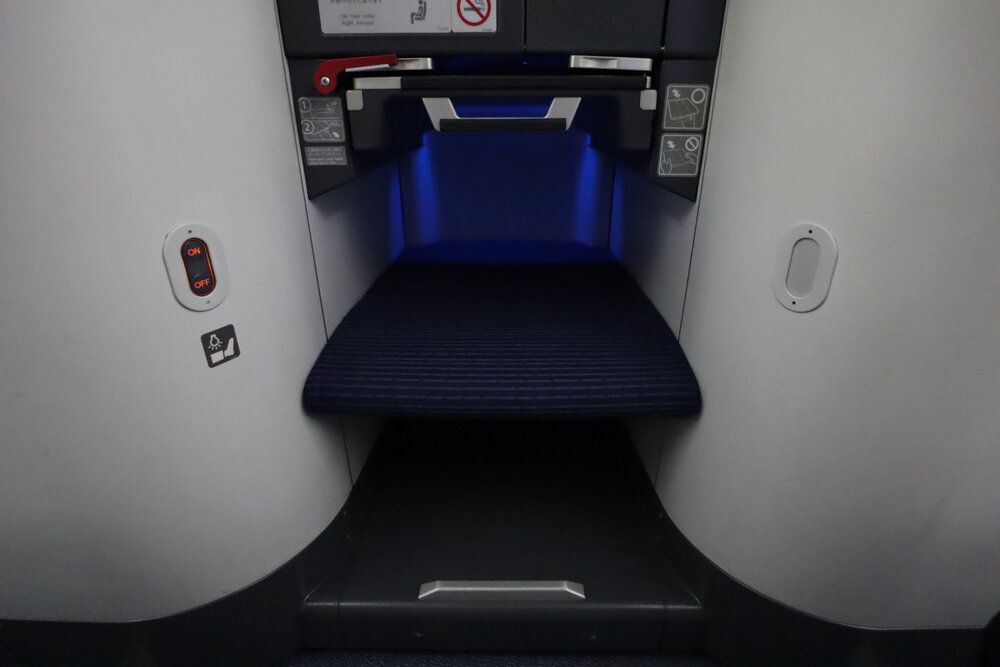 ANA 787 business class – Footwell