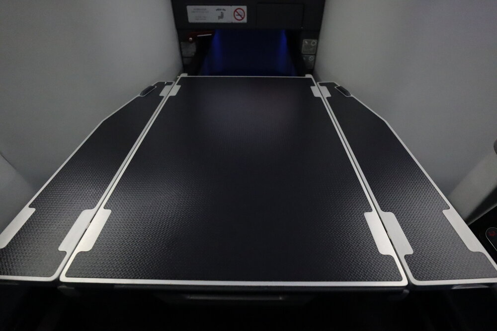 ANA 787 business class – Tray table