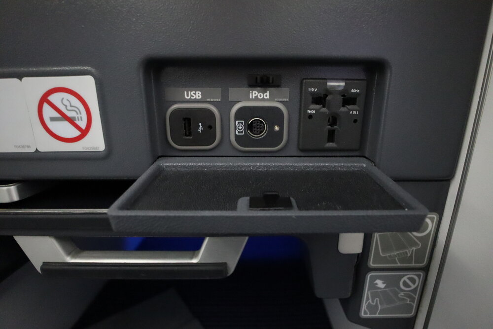 ANA 787 business class – Charging ports