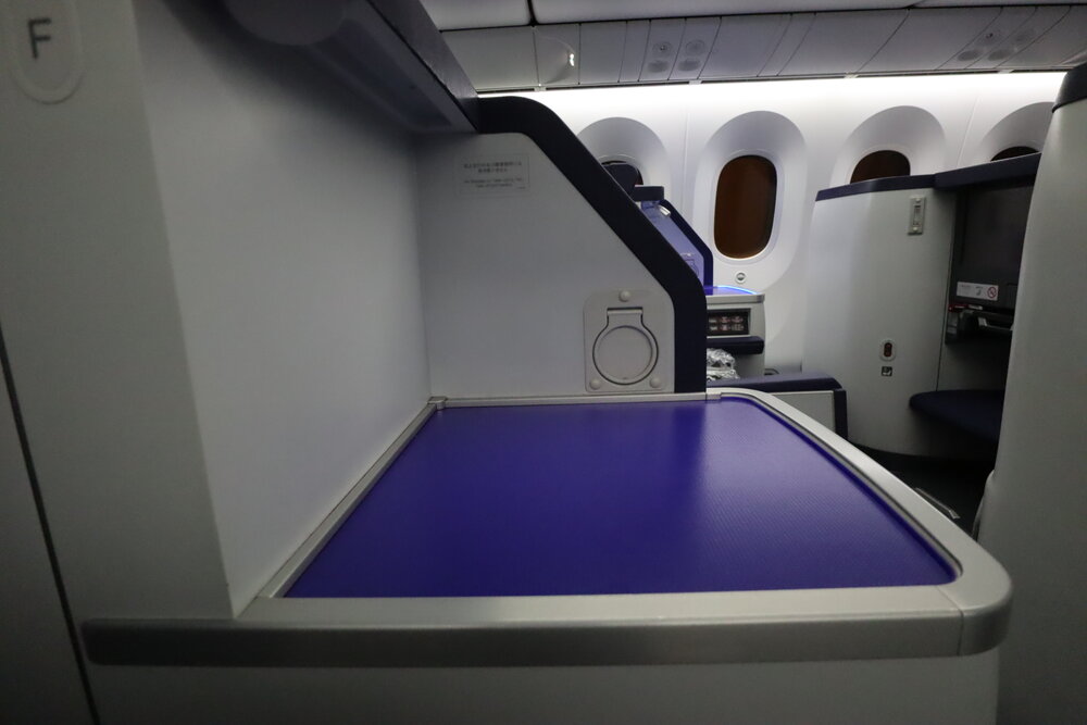 ANA 787 business class – Surface space