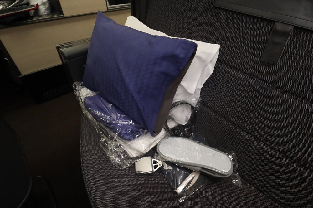 ANA 777 new business class – In-seat amenities