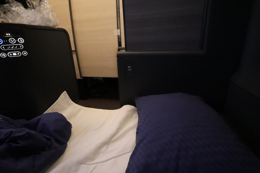 ANA 777 new business class – Space on the side of the bed