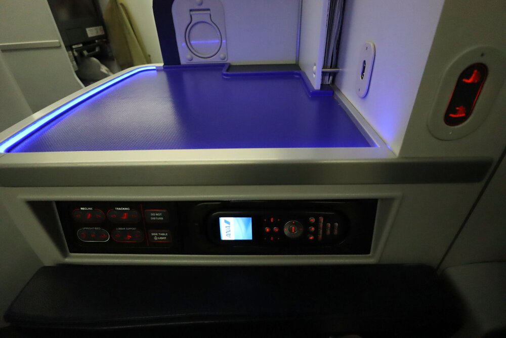 ANA 787 business class – Seat controls