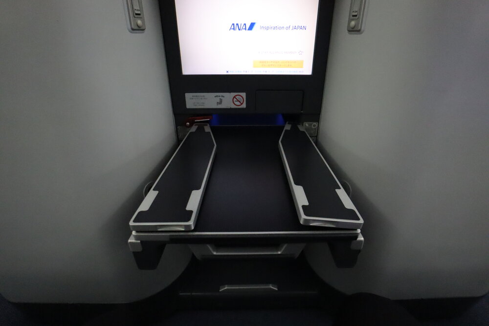 ANA 787 business class – Tray table