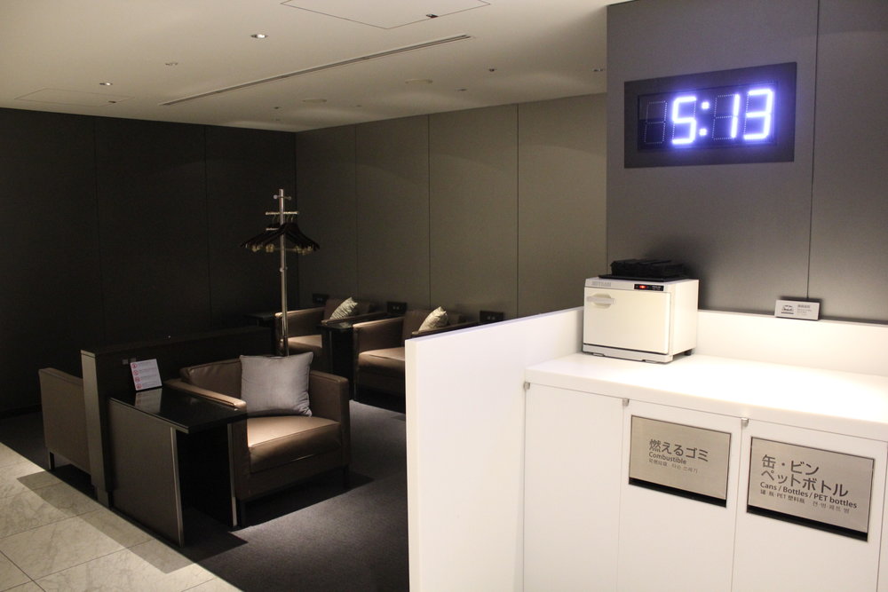 ANA Suite Lounge Tokyo Haneda – Clock