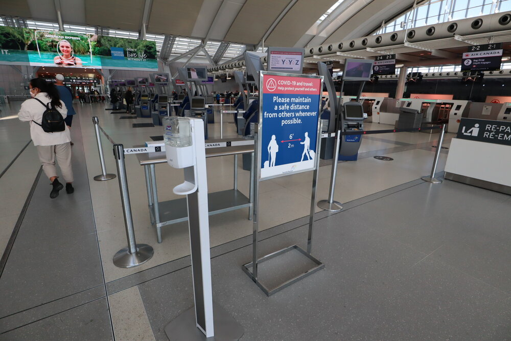 Toronto Pearson International Airport – Social distancing signs